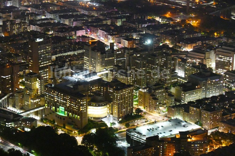 New York bei Nacht von oben - Nachtluftbild des Klinikgelände des Krankenhauses Milstein Hospital an der Fort Washington Ave in New York in USA