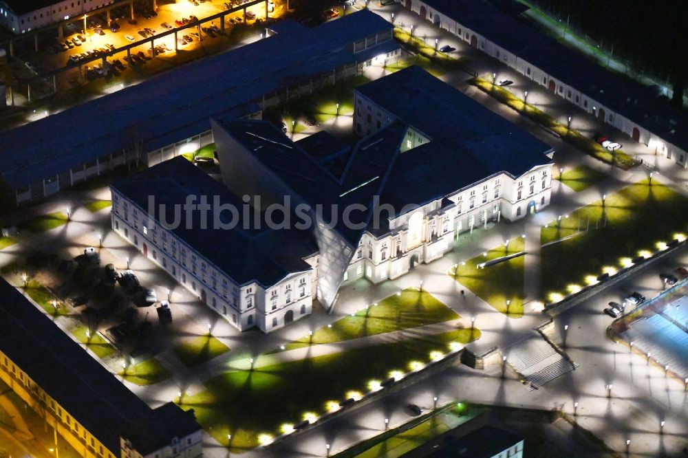 Dresden bei Nacht von oben - Nachtluftbild des Militärhistorischen Museum der Bundeswehr ( MHM ) in Dresden im Bundesland Sachsen