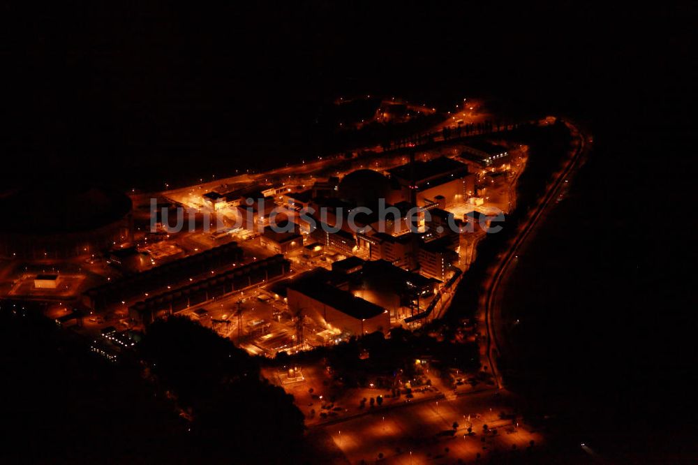 Neckarwestheim bei Nacht aus der Vogelperspektive: Nachtluftbild des nächtlichen Kernkraftwerk in Neckarwestheim
