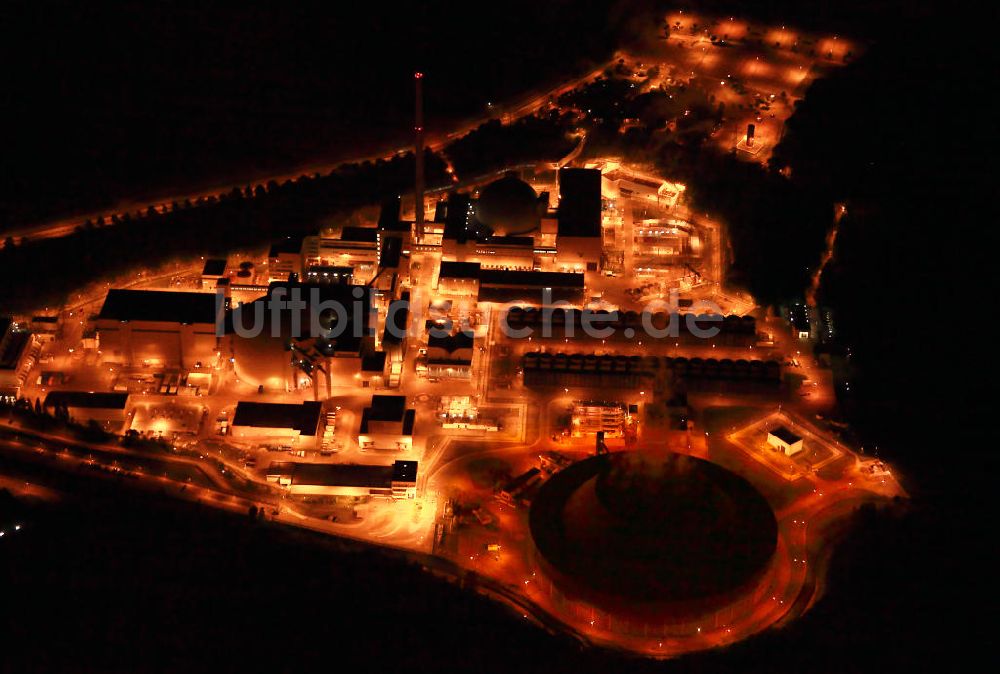 Neckarwestheim bei Nacht aus der Vogelperspektive: Nachtluftbild des nächtlichen Kernkraftwerk in Neckarwestheim