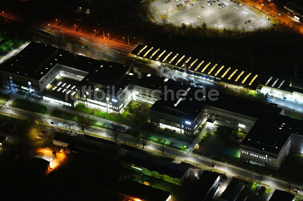 Nacht-Luftaufnahme Oranienburg - Nachtluftbild des Neubau und Erweiterungsbau der Takeda GmbH in Oranienburg im Bundesland Brandenburg