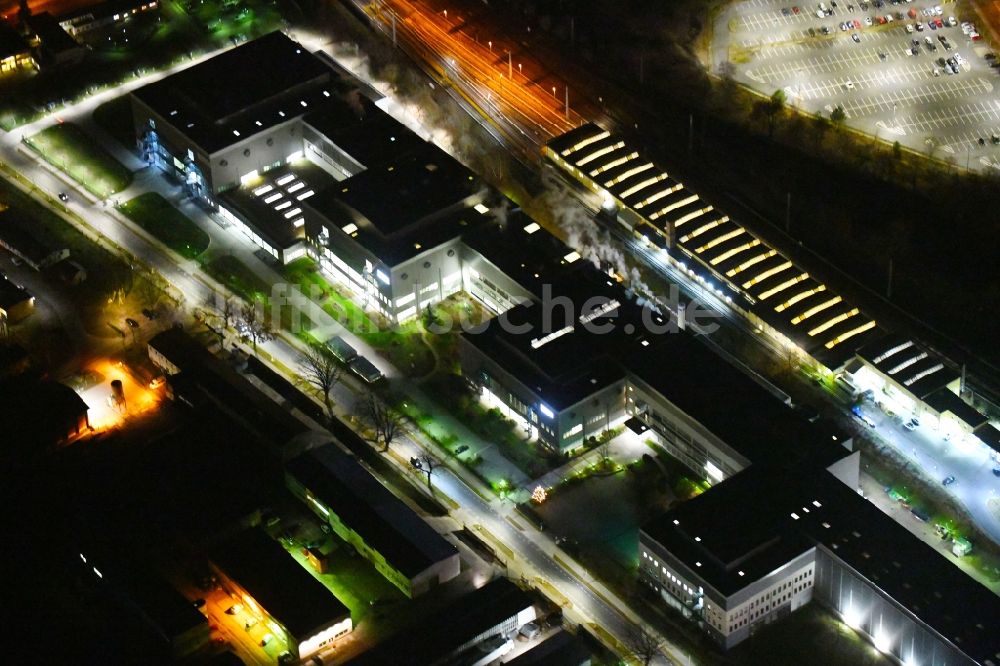 Nacht-Luftaufnahme Oranienburg - Nachtluftbild des Neubau und Erweiterungsbau der Takeda GmbH in Oranienburg im Bundesland Brandenburg