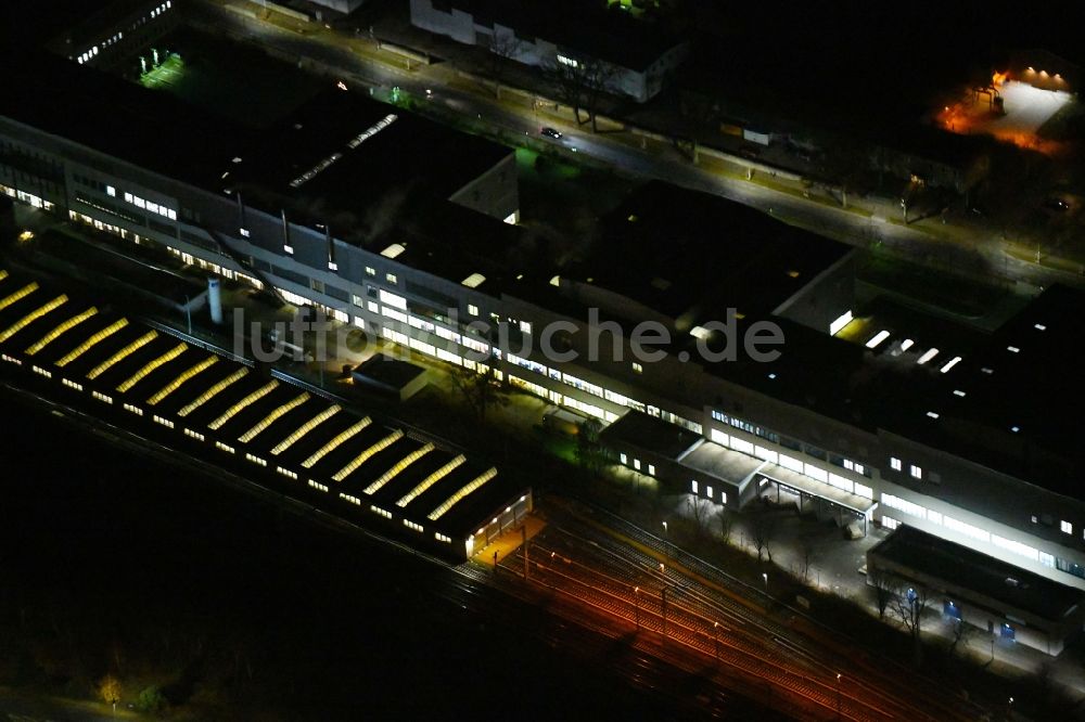 Oranienburg bei Nacht aus der Vogelperspektive: Nachtluftbild des Neubau und Erweiterungsbau der Takeda GmbH in Oranienburg im Bundesland Brandenburg