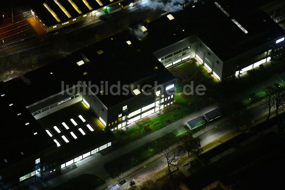 Oranienburg bei Nacht von oben - Nachtluftbild des Neubau und Erweiterungsbau der Takeda GmbH in Oranienburg im Bundesland Brandenburg