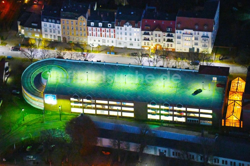 Strausberg bei Nacht von oben - Nachtluftbild des Parkhauses an der Hegermühlenstraße in Strausberg im Bundesland Brandenburg, Deutschland