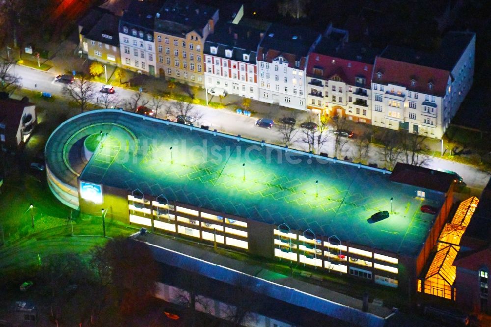 Strausberg bei Nacht aus der Vogelperspektive: Nachtluftbild des Parkhauses an der Hegermühlenstraße in Strausberg im Bundesland Brandenburg, Deutschland