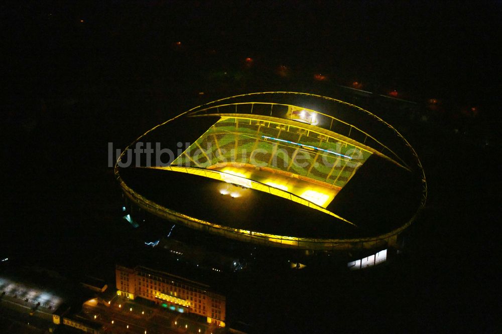 Leipzig bei Nacht von oben - Nachtluftbild des Stadion Red Bull Arena in Leipzig im Bundesland Sachsen, Deutschland