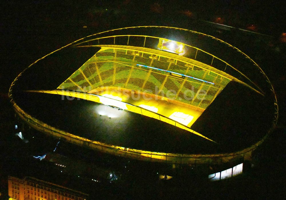 Leipzig bei Nacht aus der Vogelperspektive: Nachtluftbild des Stadion Red Bull Arena in Leipzig im Bundesland Sachsen, Deutschland