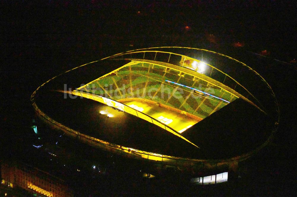 Nacht-Luftaufnahme Leipzig - Nachtluftbild des Stadion Red Bull Arena in Leipzig im Bundesland Sachsen, Deutschland