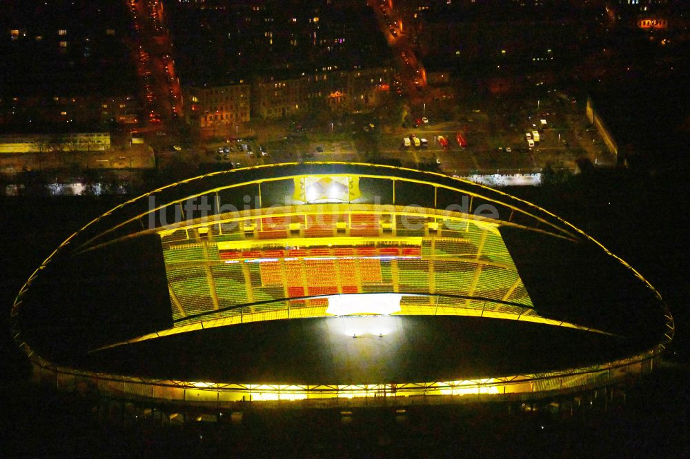 Leipzig bei Nacht aus der Vogelperspektive: Nachtluftbild des Stadion Red Bull Arena in Leipzig im Bundesland Sachsen, Deutschland