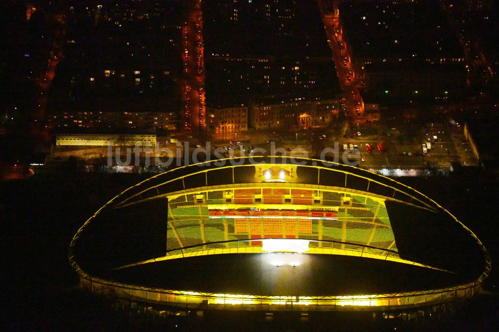 Nacht-Luftaufnahme Leipzig - Nachtluftbild des Stadion Red Bull Arena in Leipzig im Bundesland Sachsen, Deutschland