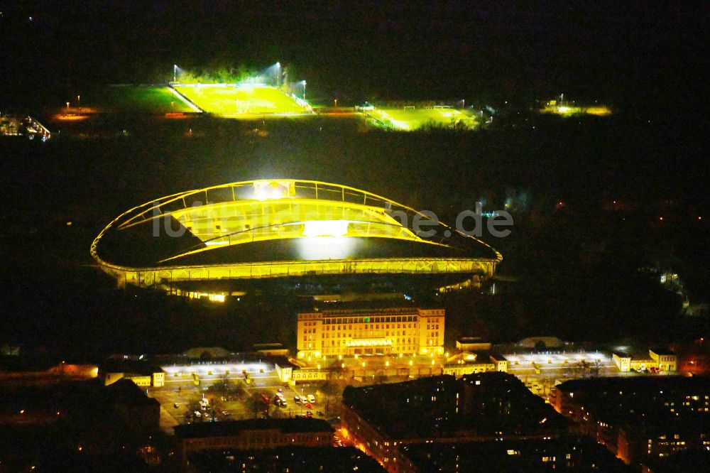 Leipzig bei Nacht von oben - Nachtluftbild des Stadion Red Bull Arena in Leipzig im Bundesland Sachsen, Deutschland
