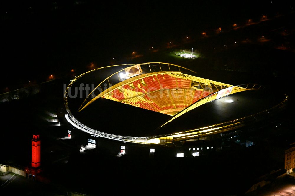 Nachtluftbild Leipzig - Nachtluftbild des Stadion Red Bull Arena in Leipzig im Bundesland Sachsen, Deutschland