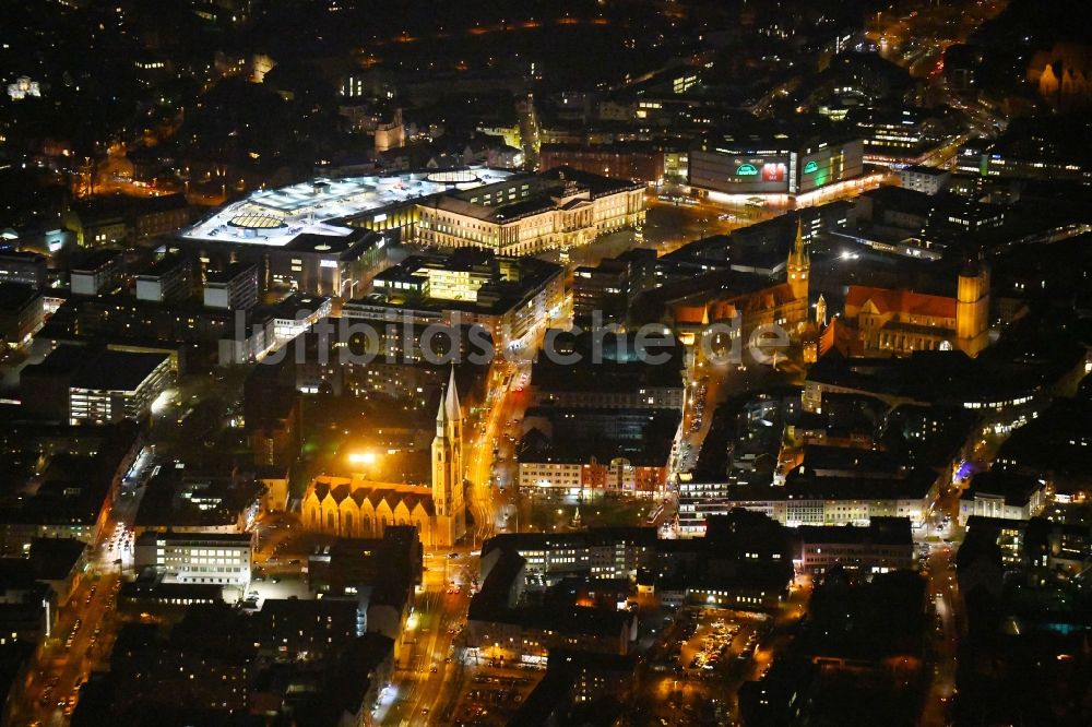 Braunschweig bei Nacht aus der Vogelperspektive: Nachtluftbild des Stadtzentrum im Innenstadtbereich in Braunschweig im Bundesland Niedersachsen, Deutschland
