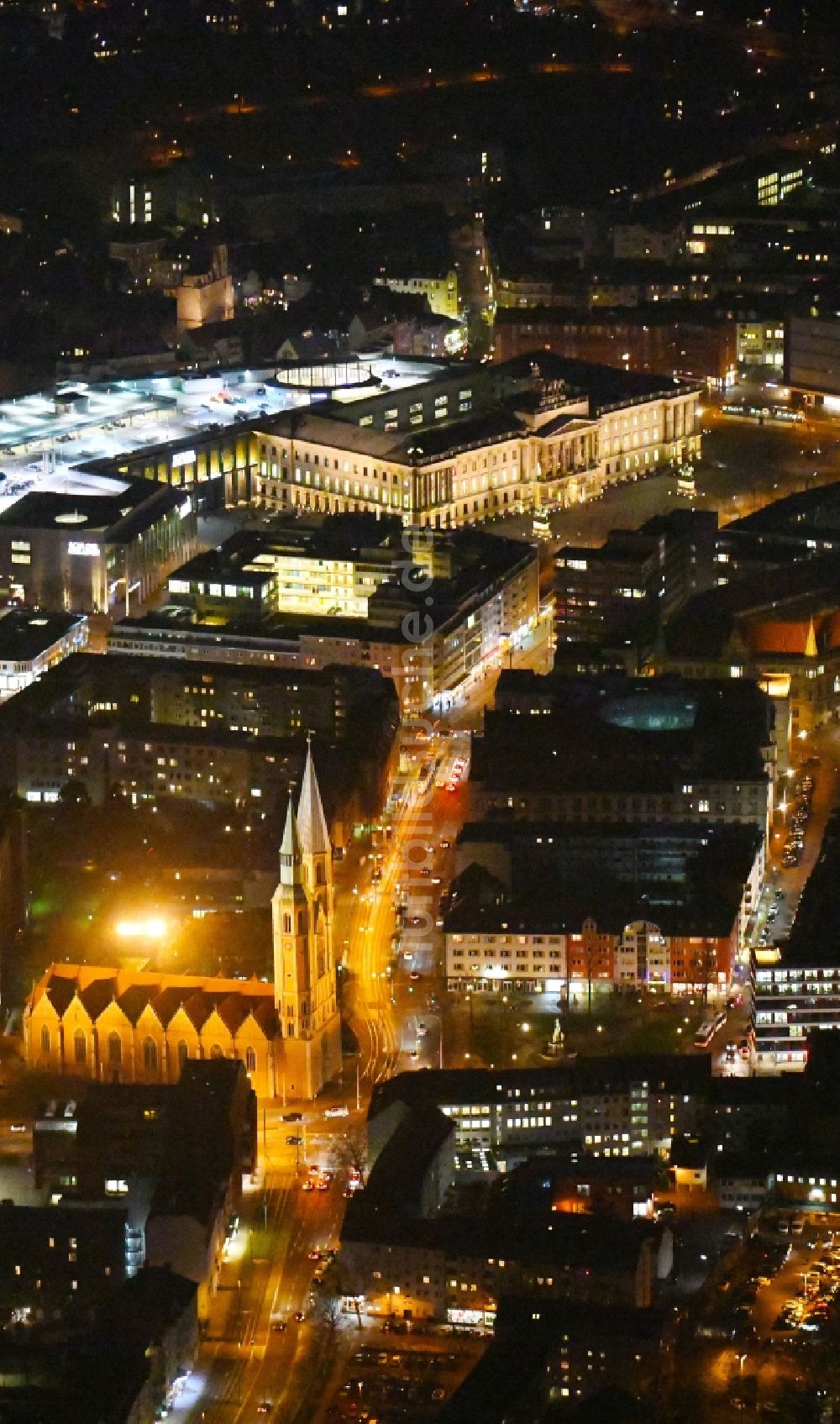 Nacht-Luftaufnahme Braunschweig - Nachtluftbild des Stadtzentrum im Innenstadtbereich in Braunschweig im Bundesland Niedersachsen, Deutschland