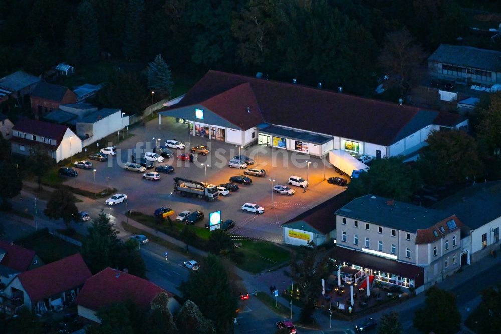 Nacht-Luftaufnahme Werneuchen - Nachtluftbild des Supermarkt Lidl an der Freienwalder Straße in Werneuchen im Bundesland Brandenburg, Deutschland