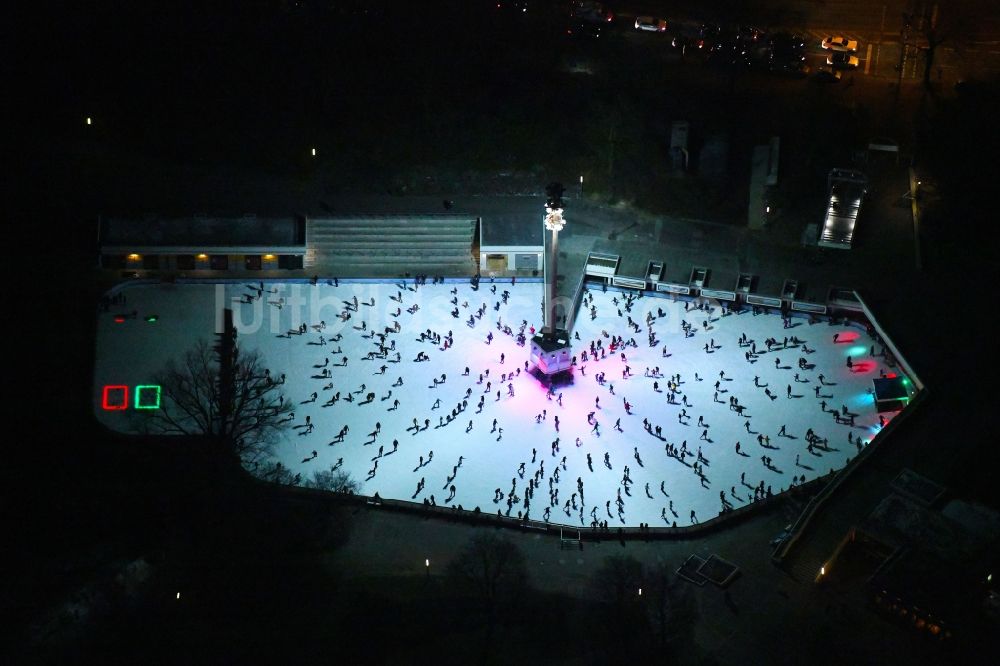 Nacht-Luftaufnahme Hamburg - Nachtluftbild des winterlich weiß strahlenden Eisbelag der EisArena Hamburg im Ortsteil Sankt Pauli in Hamburg, Deutschland