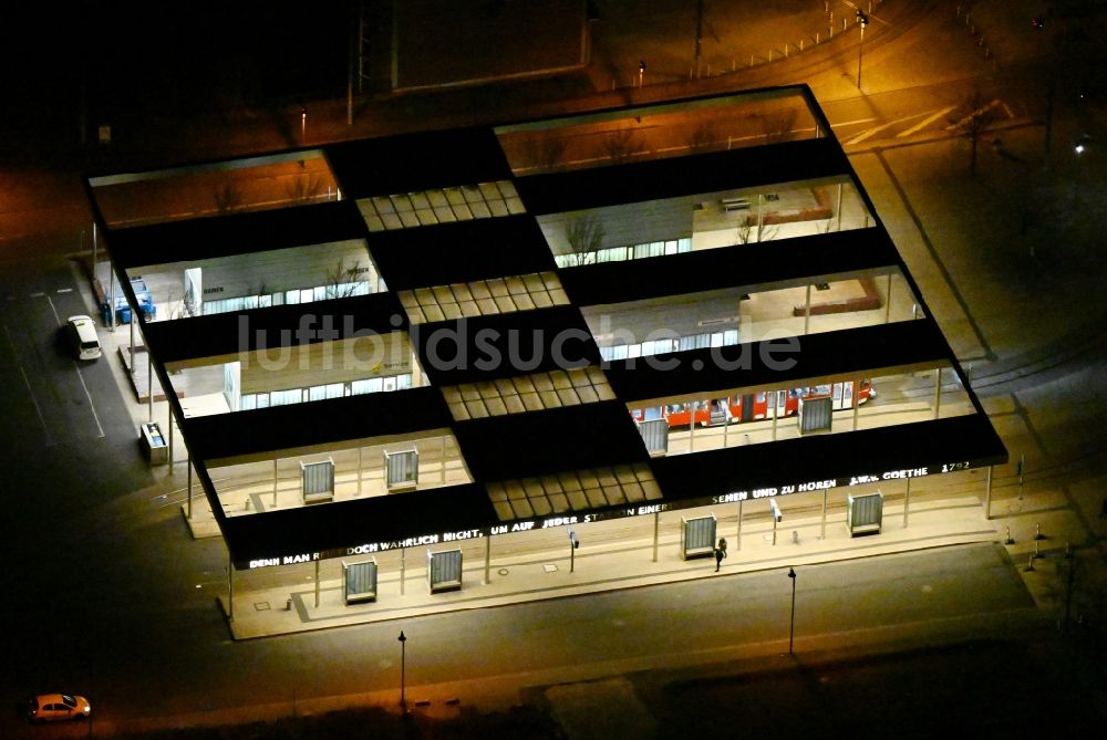 Nacht-Luftaufnahme Gotha - Nachtluftbild des ZOB Omnibus- Bahnhof und der Straßenbahnhaltestelle der Verkehrsbetriebe in Gotha am Hauptbahnhof Gotha im Bundesland Thüringen, Deutschland