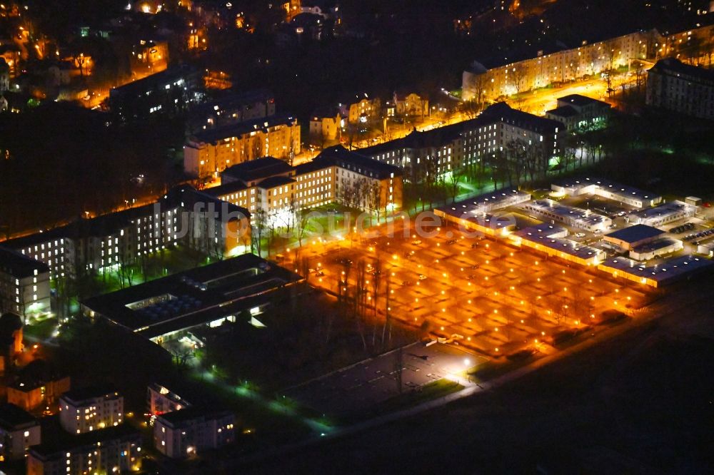 Dresden bei Nacht von oben - Nachtluftbild desBürogebäude des Geschäftshauses an der Stauffenbergallee im Ortsteil Albertpark in Dresden im Bundesland Sachsen, Deutschland