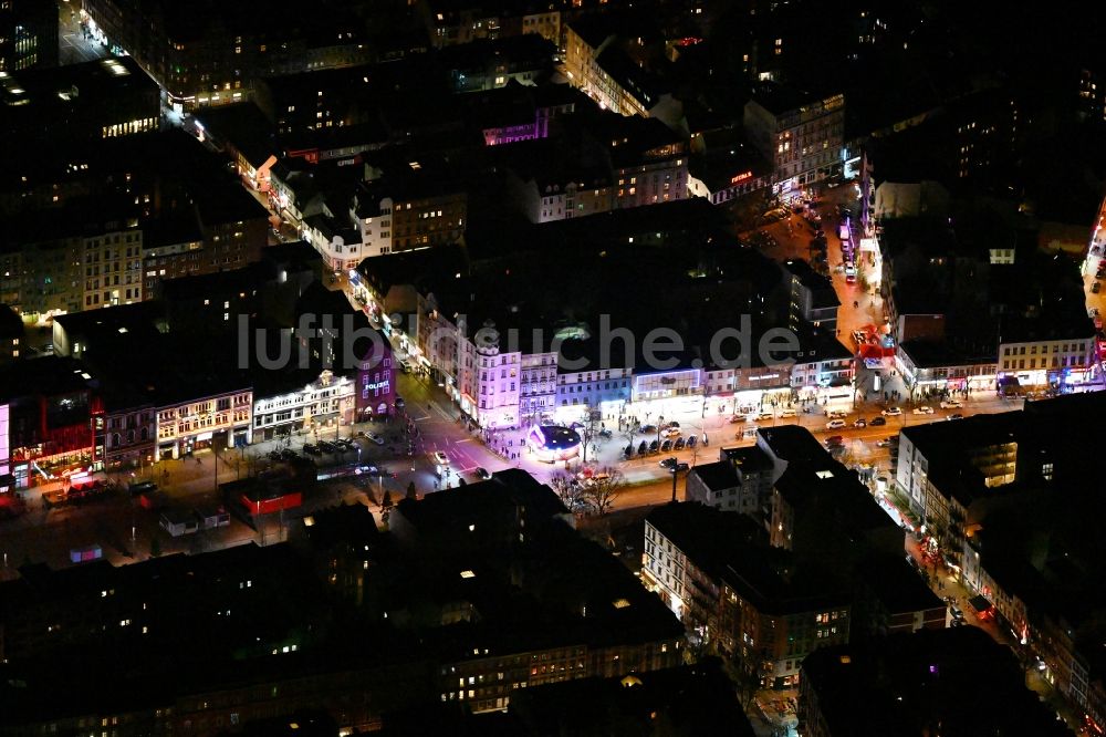 Nachtluftbild Hamburg - Nachtluftbild Dienstleistungs- Gewerbe auf der Reeperbahn im Ortsteil Sankt Pauli in Hamburg, Deutschland