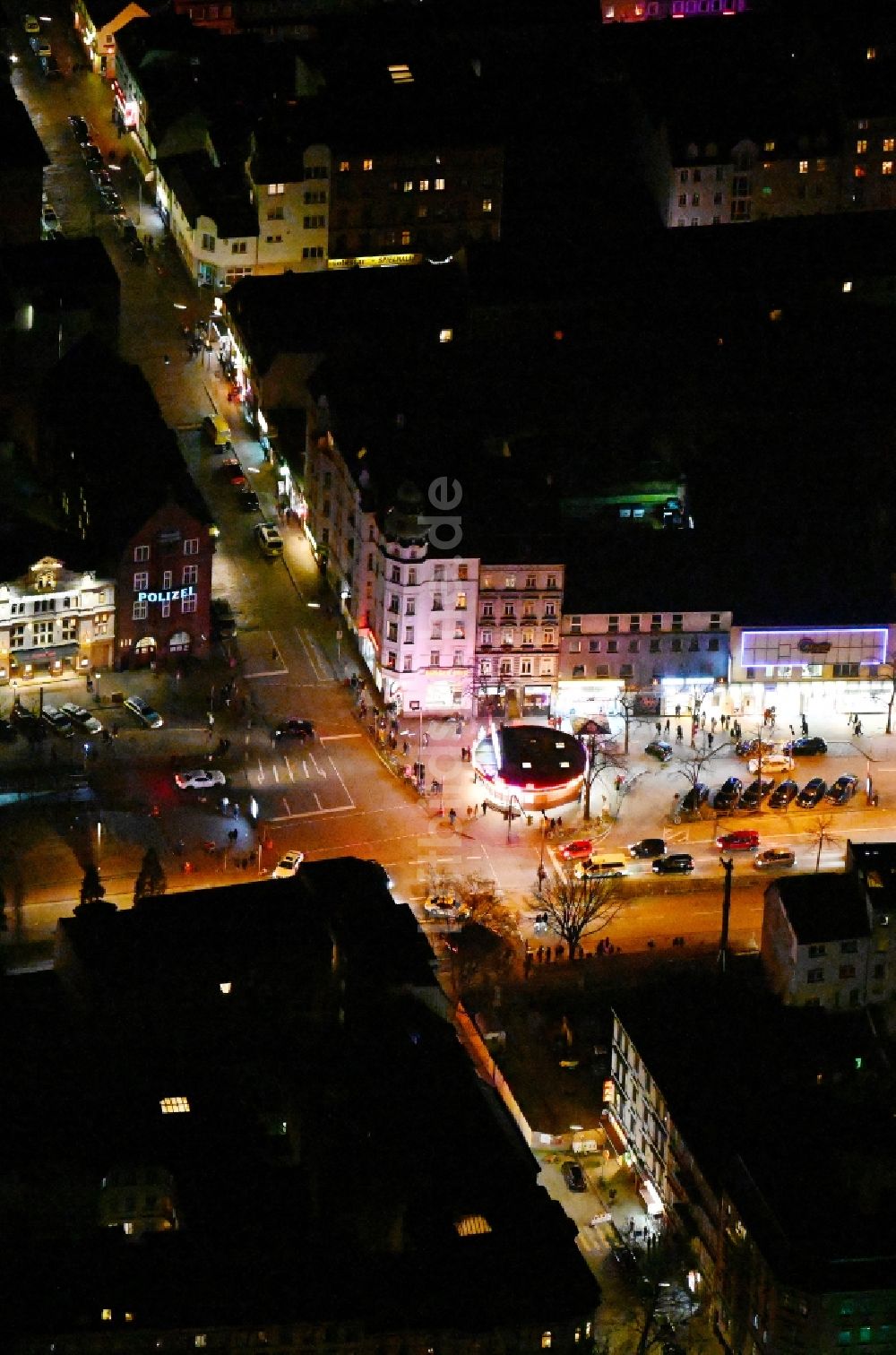 Hamburg bei Nacht aus der Vogelperspektive: Nachtluftbild Dienstleistungs- Gewerbe auf der Reeperbahn im Ortsteil Sankt Pauli in Hamburg, Deutschland