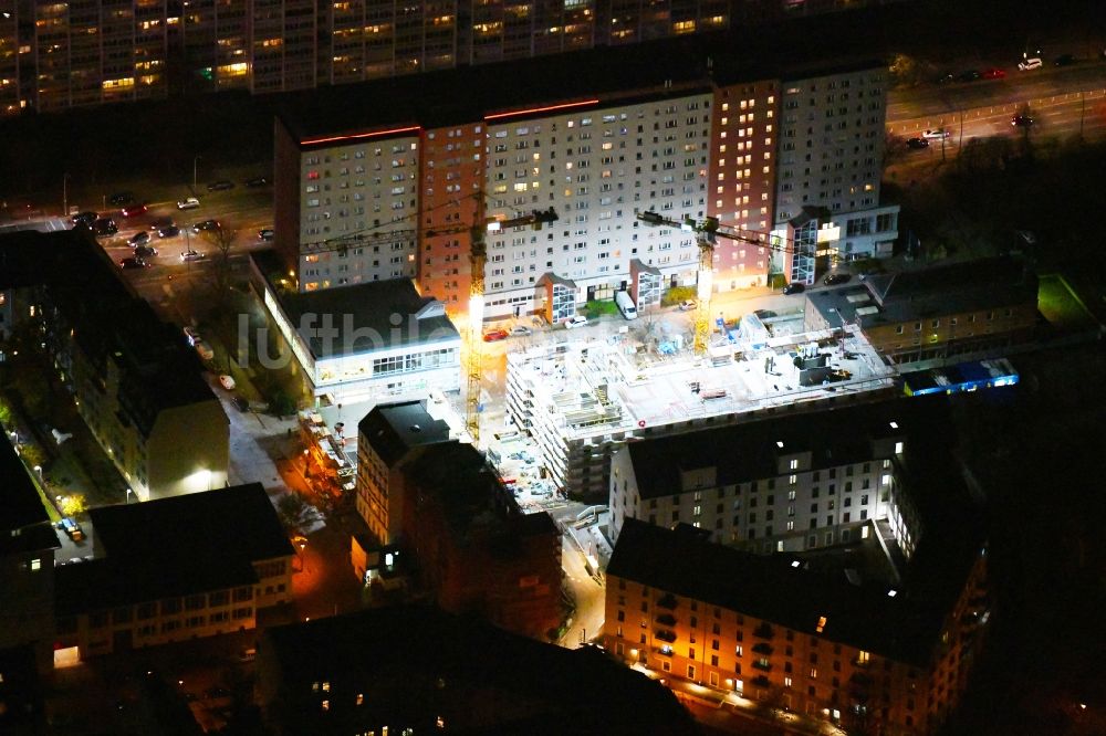 Berlin bei Nacht von oben - Nachtluftbild Eckhaus- Baustelle zum Neubau eines Wohn- und Geschäftshauses an der Rathausstraße im Ortsteil Lichtenberg in Berlin, Deutschland