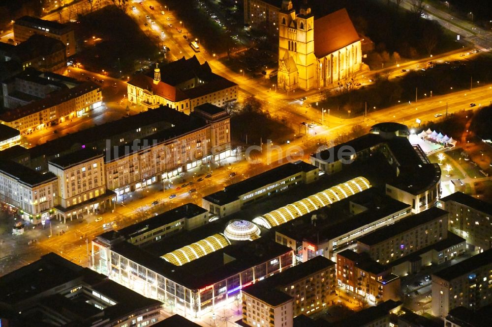 Magdeburg bei Nacht von oben - Nachtluftbild Einkaufs- Zentrum Allee-Center Magdeburg im Ortsteil Zentrum in Magdeburg im Bundesland Sachsen-Anhalt, Deutschland