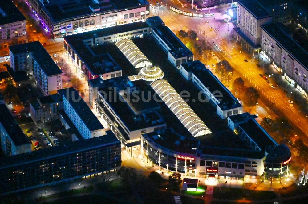 Nacht-Luftaufnahme Magdeburg - Nachtluftbild Einkaufs- Zentrum Allee-Center Magdeburg im Ortsteil Zentrum in Magdeburg im Bundesland Sachsen-Anhalt, Deutschland