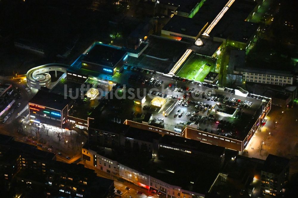 Hamburg bei Nacht aus der Vogelperspektive: Nachtluftbild Einkaufs- Zentrum Billstedt-Center im Ortsteil Billstedt in Hamburg, Deutschland