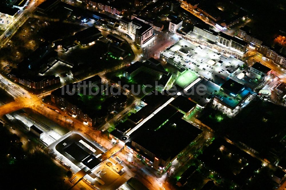 Hamburg bei Nacht aus der Vogelperspektive: Nachtluftbild Einkaufs- Zentrum Billstedt-Center im Ortsteil Billstedt in Hamburg, Deutschland