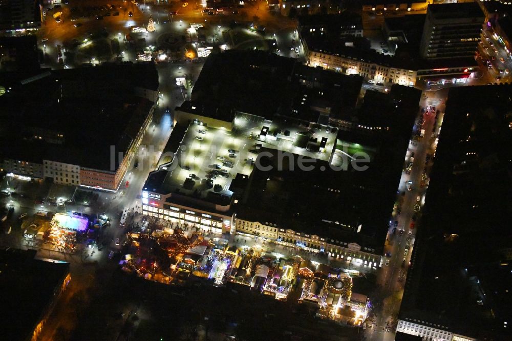 Fürth bei Nacht von oben - Nachtluftbild Einkaufs- Zentrum CARRÉ Fürther Freiheit in Fürth im Bundesland Bayern, Deutschland