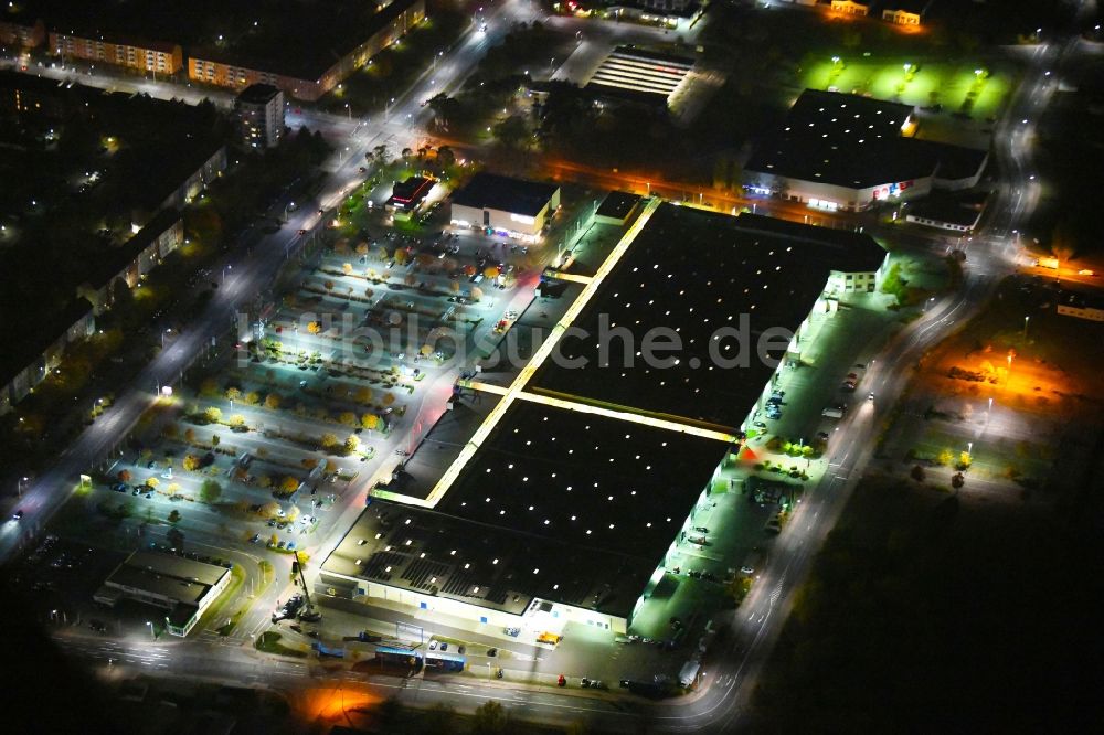 Nacht-Luftaufnahme Eisenhüttenstadt - Nachtluftbild Einkaufs- Zentrum City Center in Eisenhüttenstadt im Bundesland Brandenburg, Deutschland