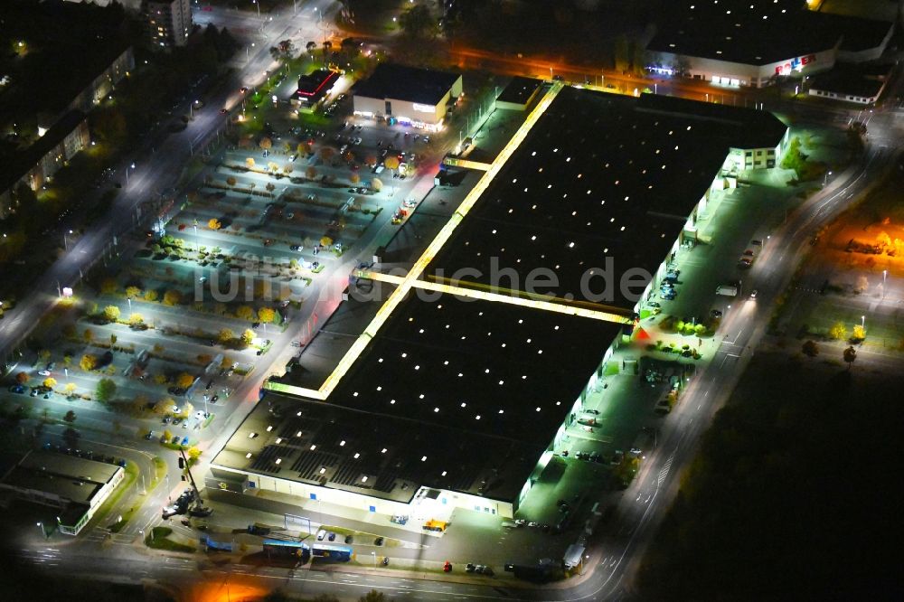 Eisenhüttenstadt bei Nacht von oben - Nachtluftbild Einkaufs- Zentrum City Center in Eisenhüttenstadt im Bundesland Brandenburg, Deutschland