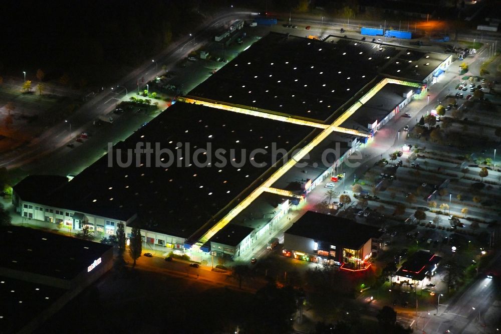 Nacht-Luftaufnahme Eisenhüttenstadt - Nachtluftbild Einkaufs- Zentrum City Center in Eisenhüttenstadt im Bundesland Brandenburg, Deutschland