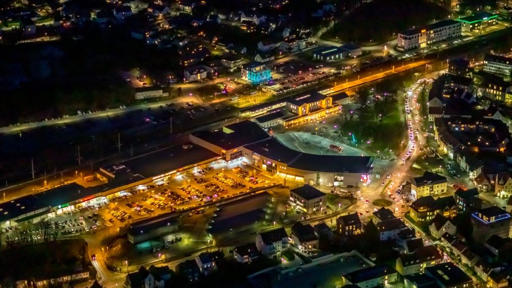 Soest bei Nacht aus der Vogelperspektive: Nachtluftbild Einkaufs- Zentrum City Center Soest in Soest im Bundesland Nordrhein-Westfalen, Deutschland