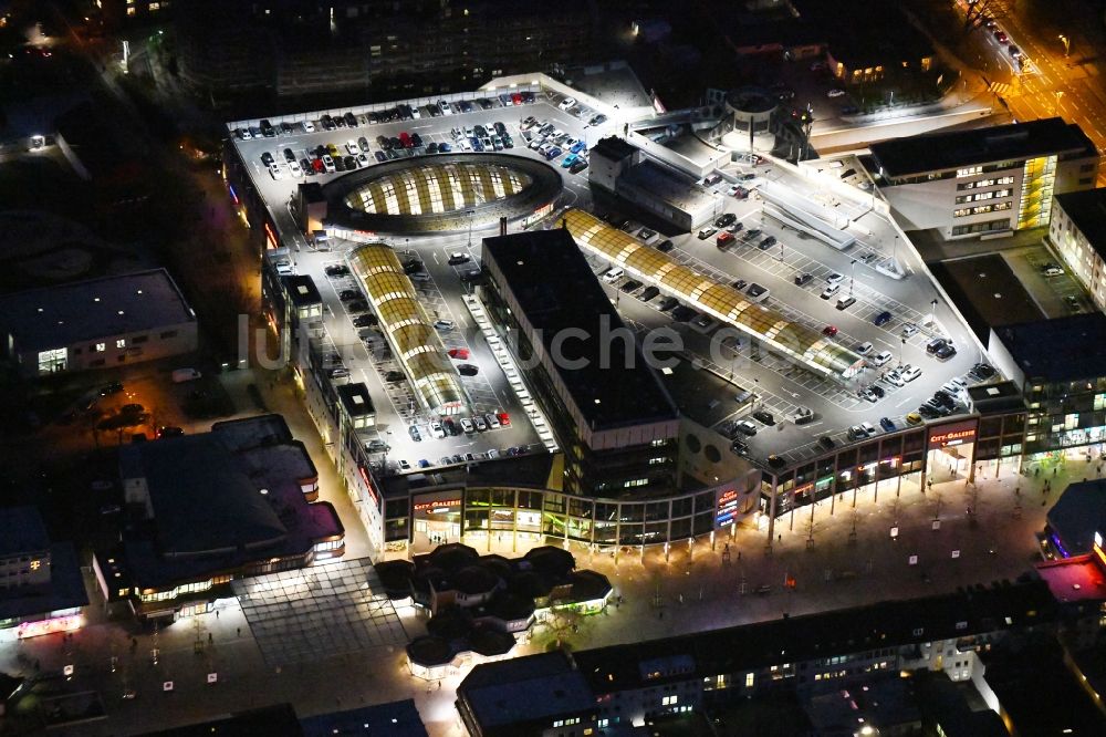 Nachtluftbild Wolfsburg - Nachtluftbild Einkaufs- Zentrum City-Galerie in Wolfsburg im Bundesland Niedersachsen, Deutschland