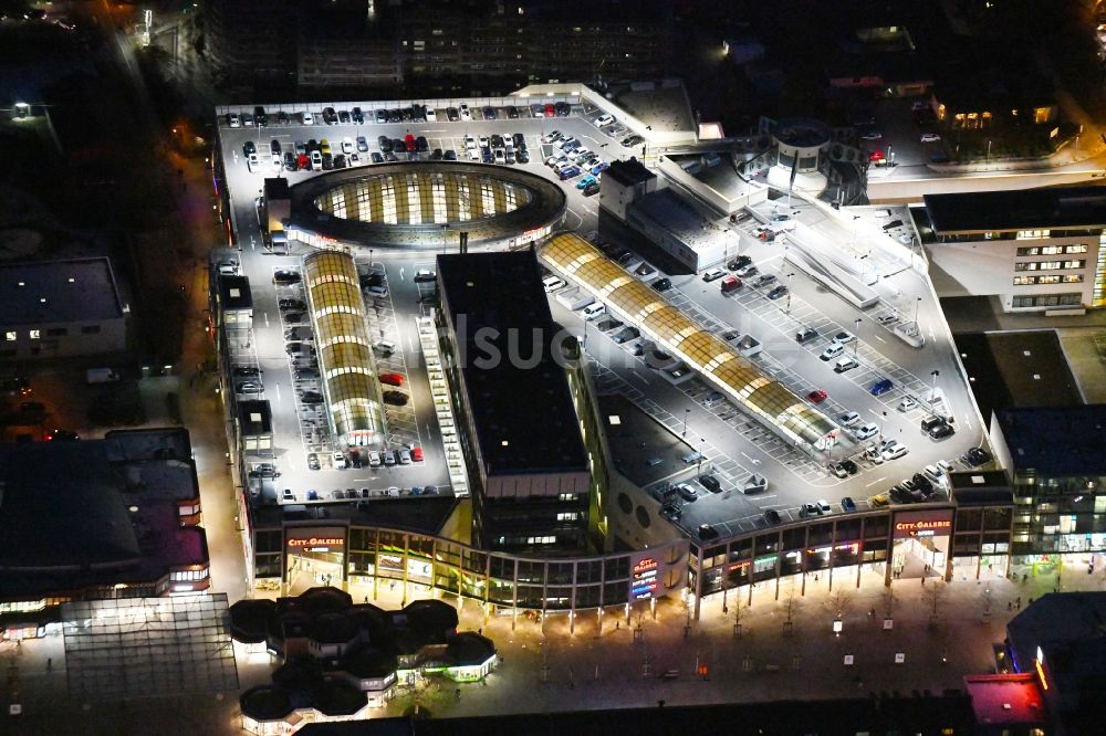 Nacht-Luftaufnahme Wolfsburg - Nachtluftbild Einkaufs- Zentrum City-Galerie in Wolfsburg im Bundesland Niedersachsen, Deutschland