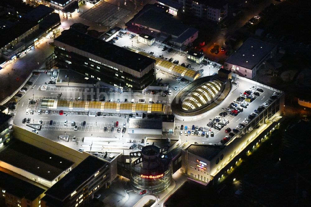 Wolfsburg bei Nacht von oben - Nachtluftbild Einkaufs- Zentrum City-Galerie in Wolfsburg im Bundesland Niedersachsen, Deutschland