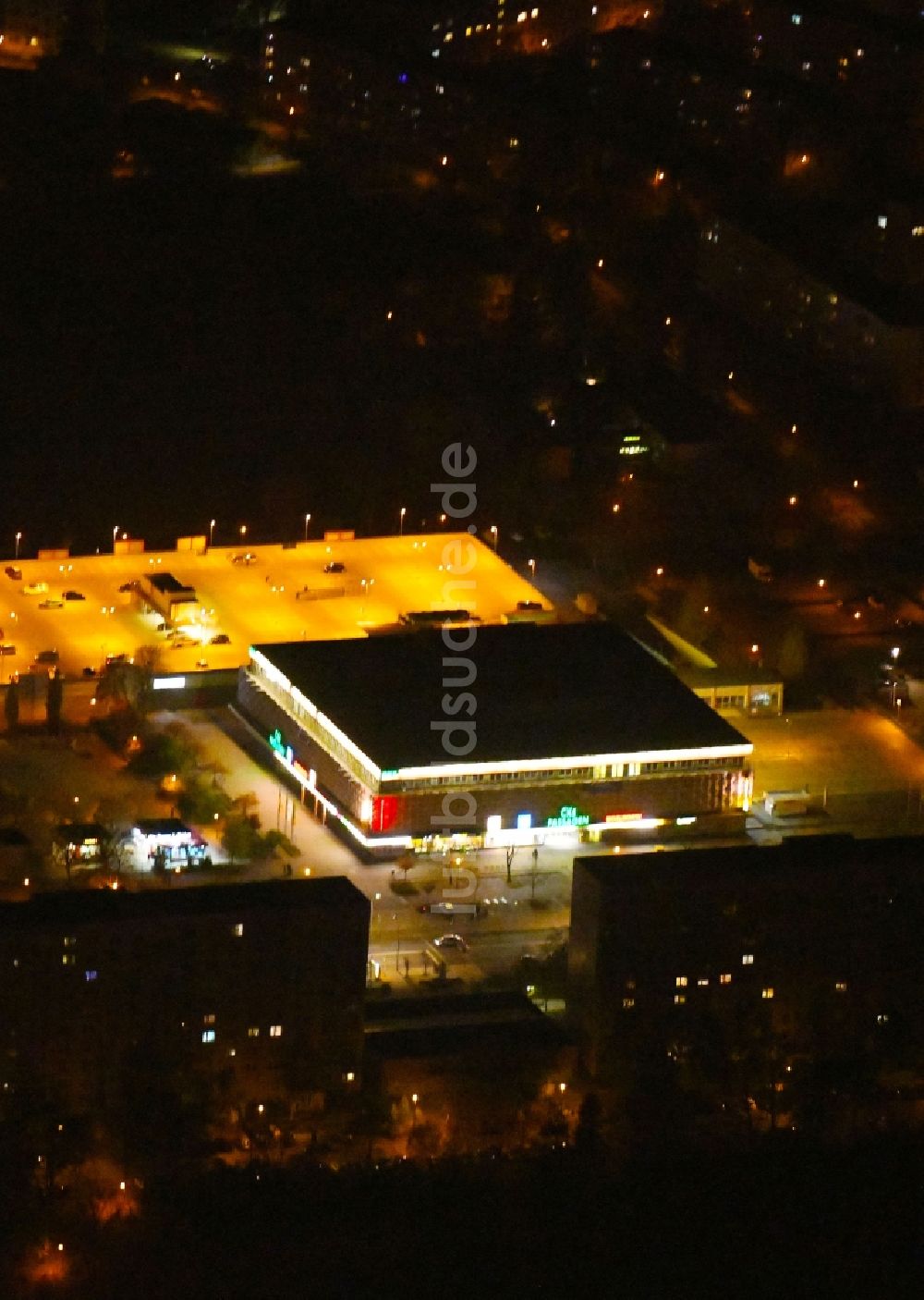 Nacht-Luftaufnahme Schwedt/Oder - Nachtluftbild Einkaufs- Zentrum CKS Centrum-Kaufhaus Schwedt in Schwedt/Oder im Bundesland Brandenburg, Deutschland