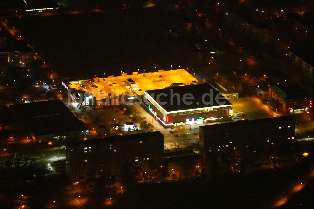 Schwedt/Oder bei Nacht von oben - Nachtluftbild Einkaufs- Zentrum CKS Centrum-Kaufhaus Schwedt in Schwedt/Oder im Bundesland Brandenburg, Deutschland