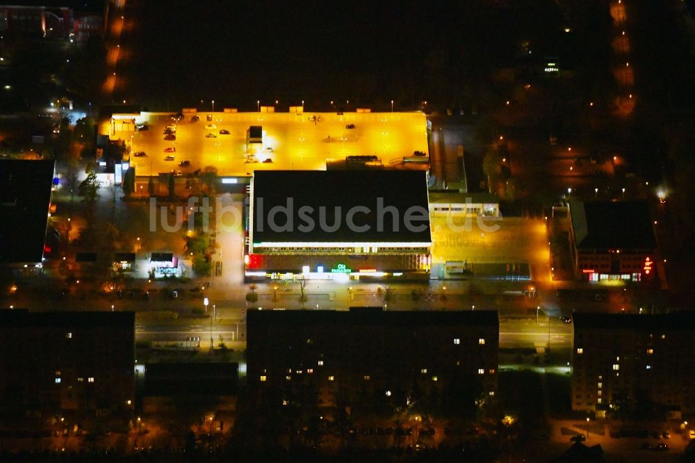 Nachtluftbild Schwedt/Oder - Nachtluftbild Einkaufs- Zentrum CKS Centrum-Kaufhaus Schwedt in Schwedt/Oder im Bundesland Brandenburg, Deutschland