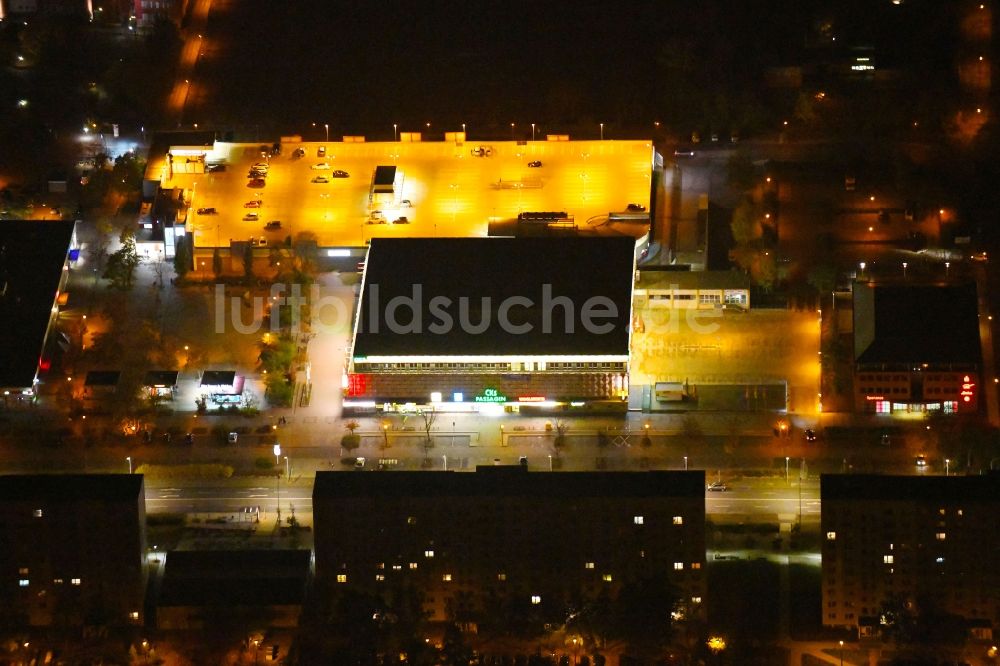 Nacht-Luftaufnahme Schwedt/Oder - Nachtluftbild Einkaufs- Zentrum CKS Centrum-Kaufhaus Schwedt in Schwedt/Oder im Bundesland Brandenburg, Deutschland