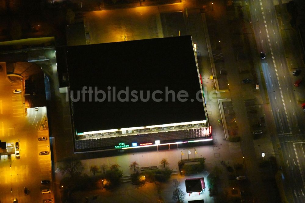 Schwedt/Oder bei Nacht von oben - Nachtluftbild Einkaufs- Zentrum CKS Centrum-Kaufhaus Schwedt in Schwedt/Oder im Bundesland Brandenburg, Deutschland