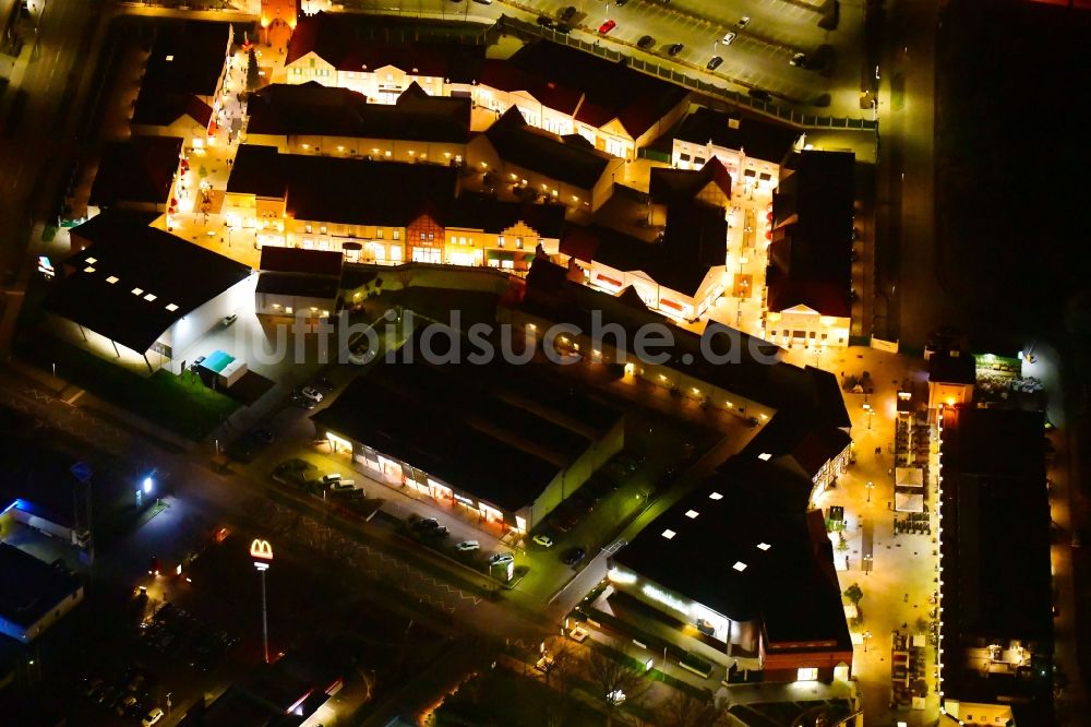 Nachtluftbild Wustermark - Nachtluftbild Einkaufs- Zentrum Designer Outlet Berlin in Wustermark im Bundesland Brandenburg, Deutschland