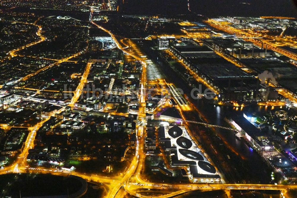 Wolfsburg bei Nacht von oben - Nachtluftbild Einkaufs- Zentrum Designer Outlets in Wolfsburg im Bundesland Niedersachsen, Deutschland