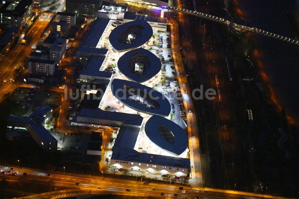 Nacht-Luftaufnahme Wolfsburg - Nachtluftbild Einkaufs- Zentrum Designer Outlets in Wolfsburg im Bundesland Niedersachsen, Deutschland
