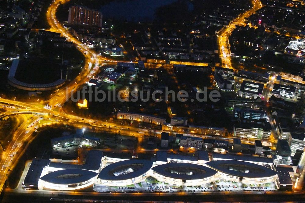 Nachtluftbild Wolfsburg - Nachtluftbild Einkaufs- Zentrum Designer Outlets in Wolfsburg im Bundesland Niedersachsen, Deutschland