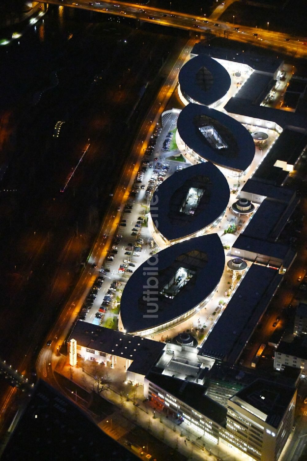 Wolfsburg bei Nacht aus der Vogelperspektive: Nachtluftbild Einkaufs- Zentrum Designer Outlets in Wolfsburg im Bundesland Niedersachsen, Deutschland