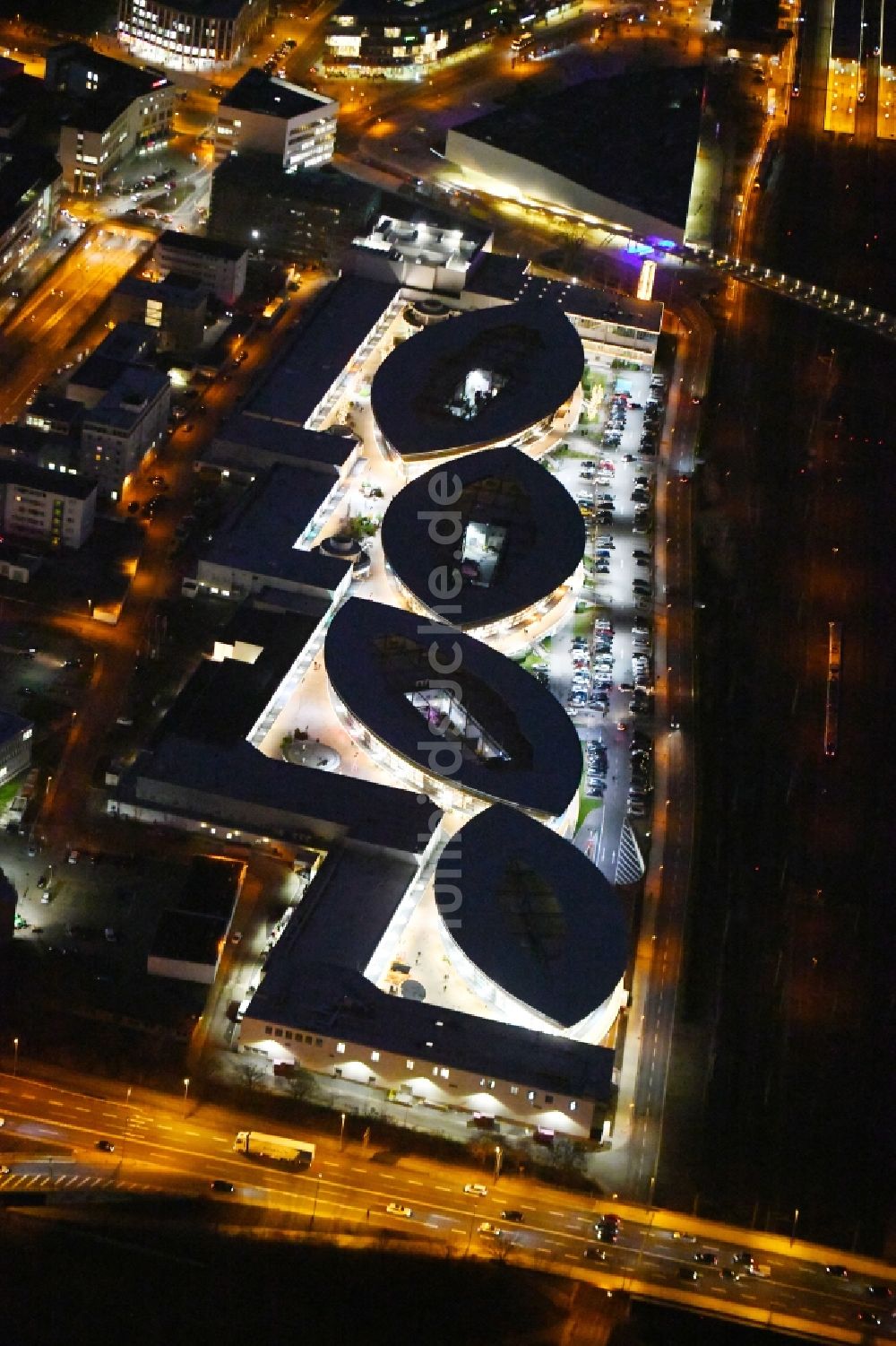 Wolfsburg bei Nacht aus der Vogelperspektive: Nachtluftbild Einkaufs- Zentrum Designer Outlets in Wolfsburg im Bundesland Niedersachsen, Deutschland