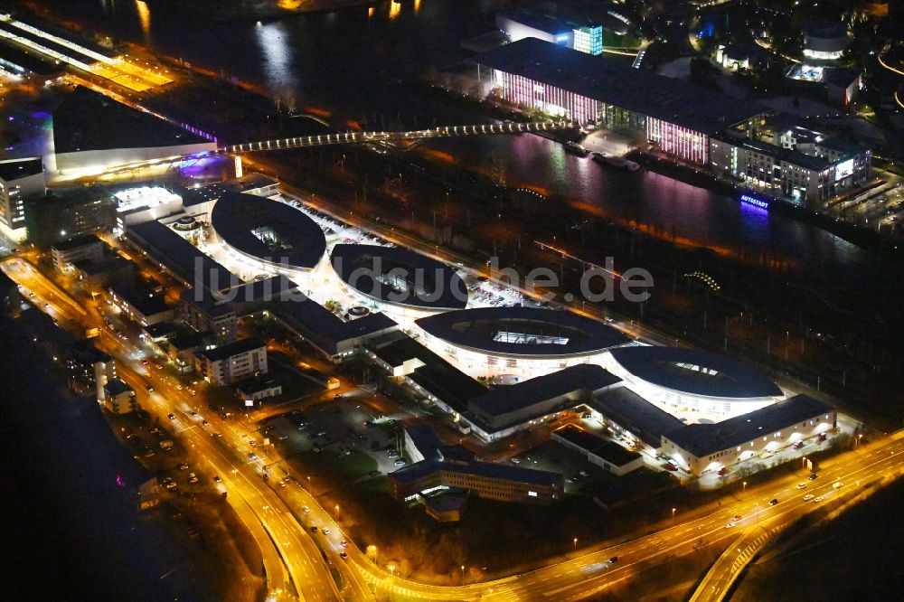 Nacht-Luftaufnahme Wolfsburg - Nachtluftbild Einkaufs- Zentrum Designer Outlets in Wolfsburg im Bundesland Niedersachsen, Deutschland